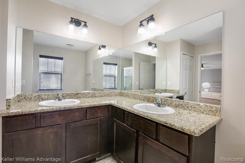 15824 PEBBLEBROOK Drive, Van Buren, MI 48111 — Photo 12