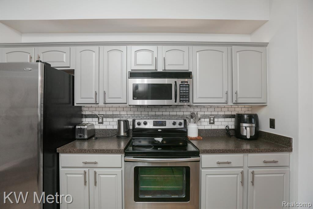 4081 ELIZABETH Avenue, Canton, MI 48188 — Photo 8