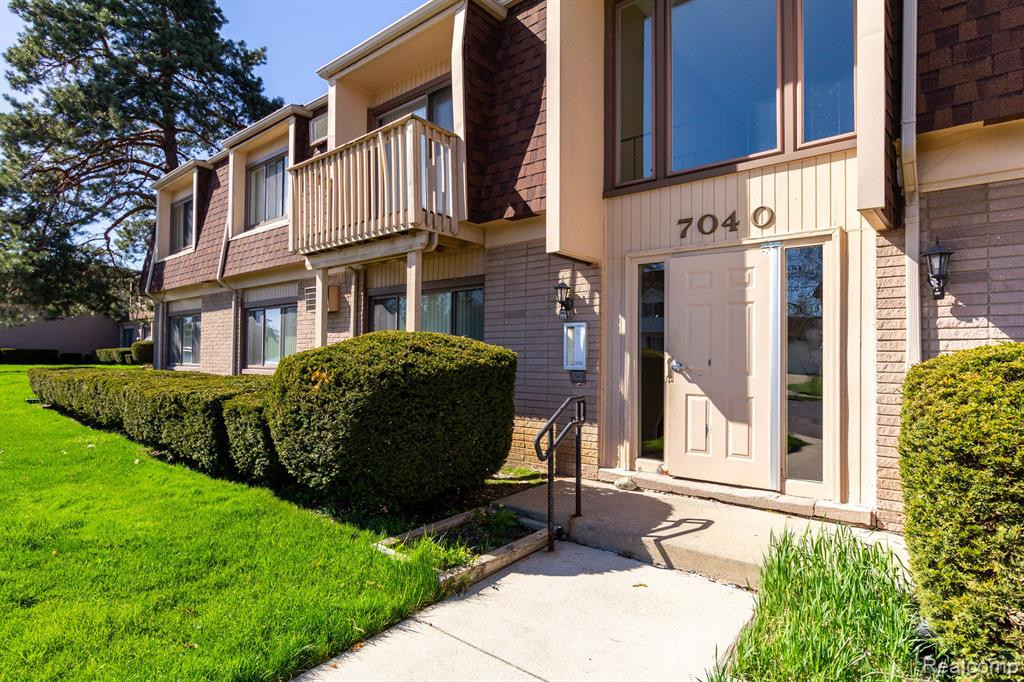 7040 Villa Drive, 8, Waterford, MI 48327 — Photo 3