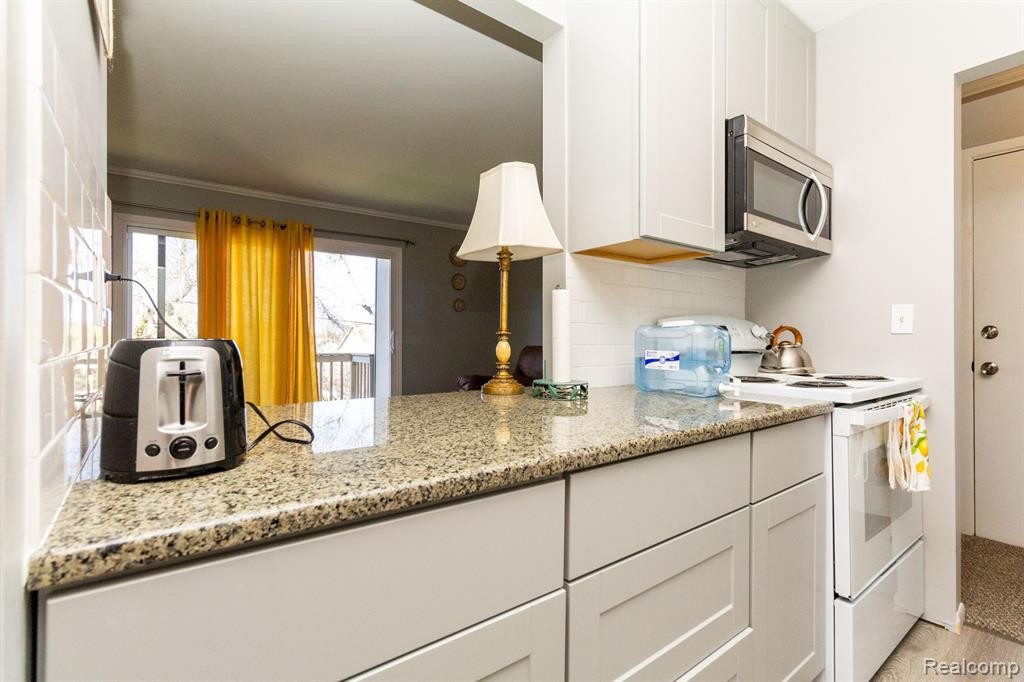 7040 Villa Drive, 8, Waterford, MI 48327 — Photo 12