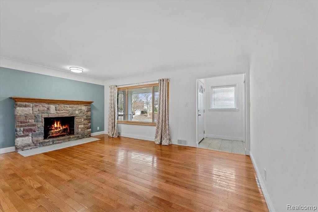 450 MAPLEGROVE, Highland, MI 48356 — Photo 2