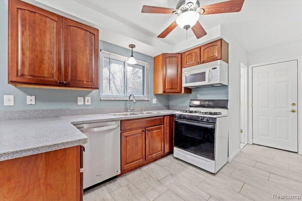 450 MAPLEGROVE, Highland, MI 48356 — Photo 6