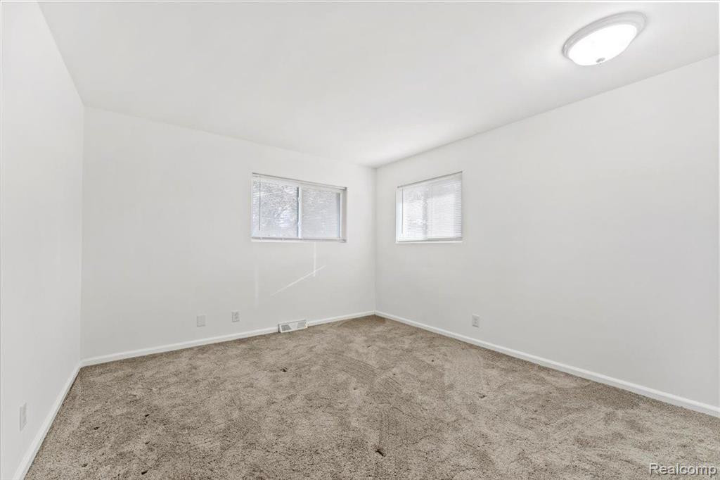 450 MAPLEGROVE, Highland, MI 48356 — Photo 12