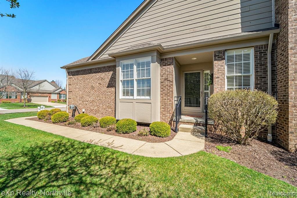 49131 RAINBOW Lane N, Northville, MI 48168 — Photo 2