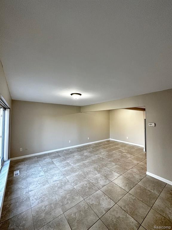 29732 CITY CENTER Drive, 4, Warren, MI 48093 — Photo 3