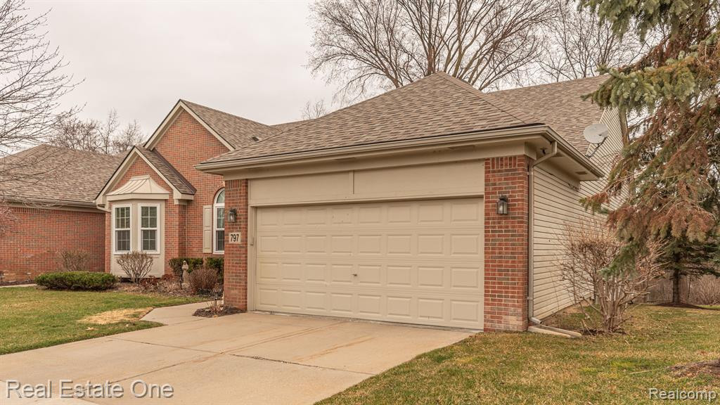 797 WOODHAVEN Drive, Commerce Twp, MI 48390 — Photo 2