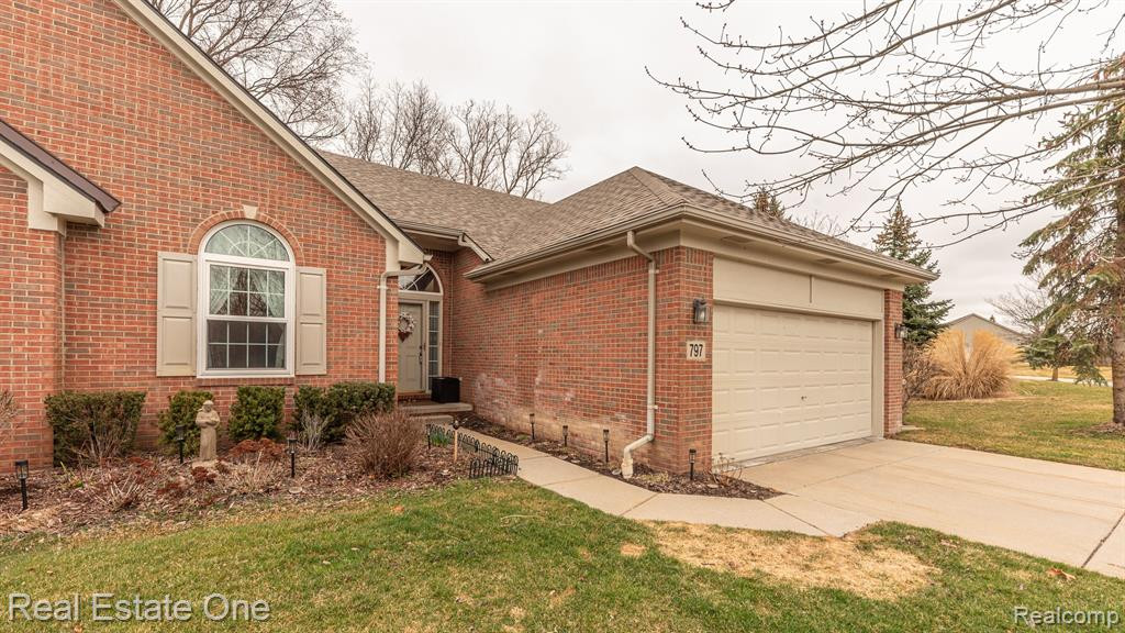 797 WOODHAVEN Drive, Commerce Twp, MI 48390 — Photo 3