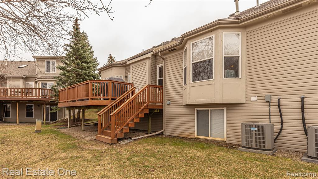 797 WOODHAVEN Drive, Commerce Twp, MI 48390 — Photo 5