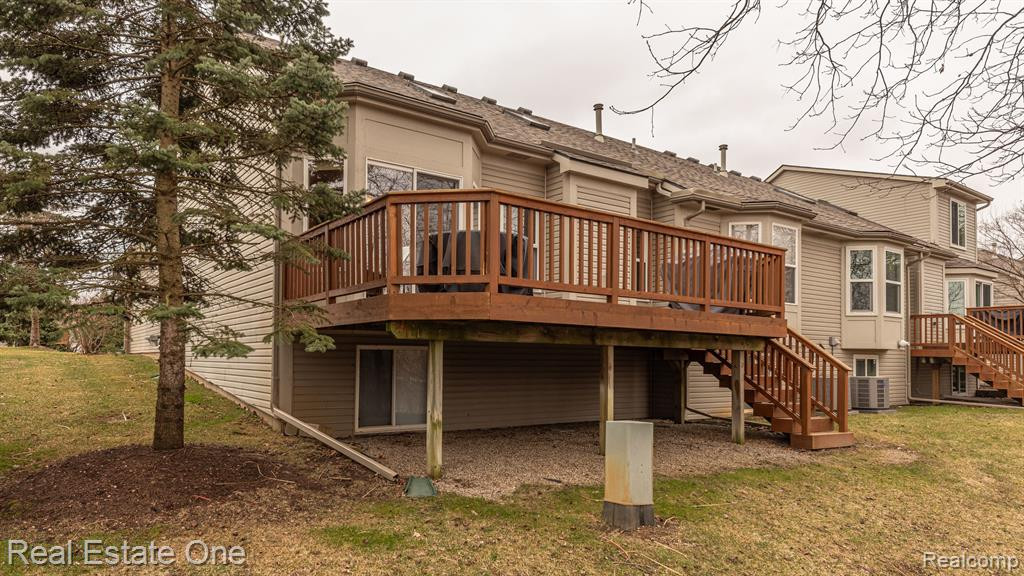 797 WOODHAVEN Drive, Commerce Twp, MI 48390 — Photo 6