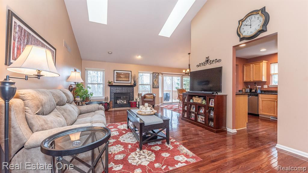 797 WOODHAVEN Drive, Commerce Twp, MI 48390 — Photo 9