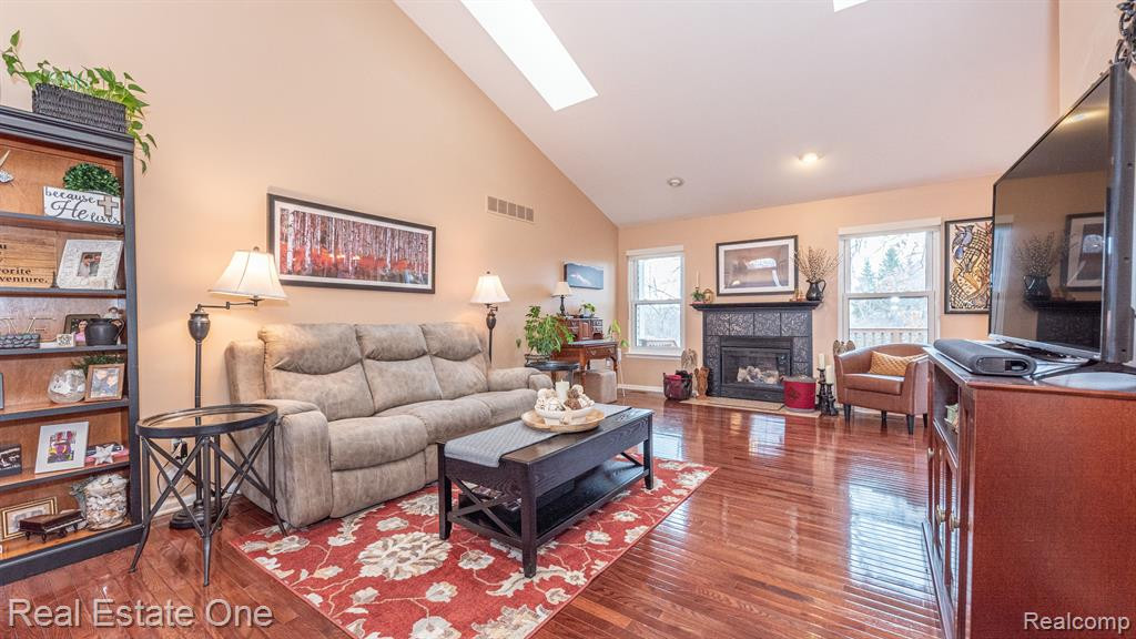 797 WOODHAVEN Drive, Commerce Twp, MI 48390 — Photo 10