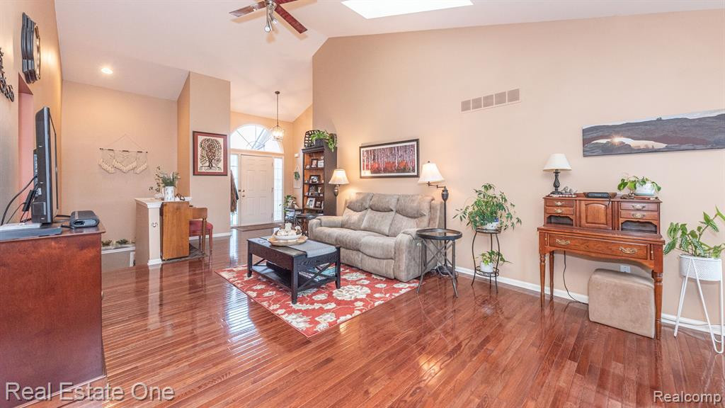 797 WOODHAVEN Drive, Commerce Twp, MI 48390 — Photo 15