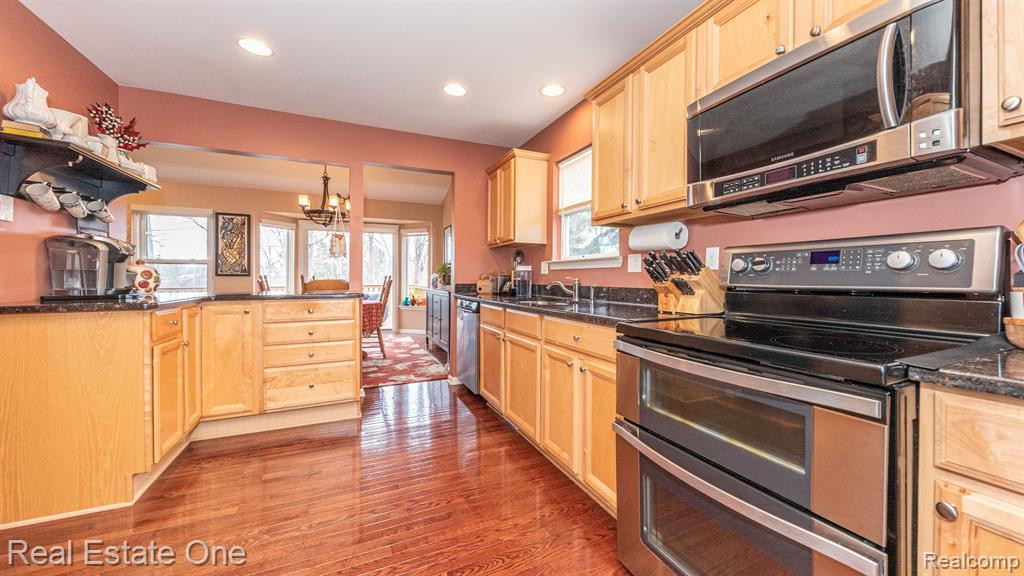 797 WOODHAVEN Drive, Commerce Twp, MI 48390 — Photo 17
