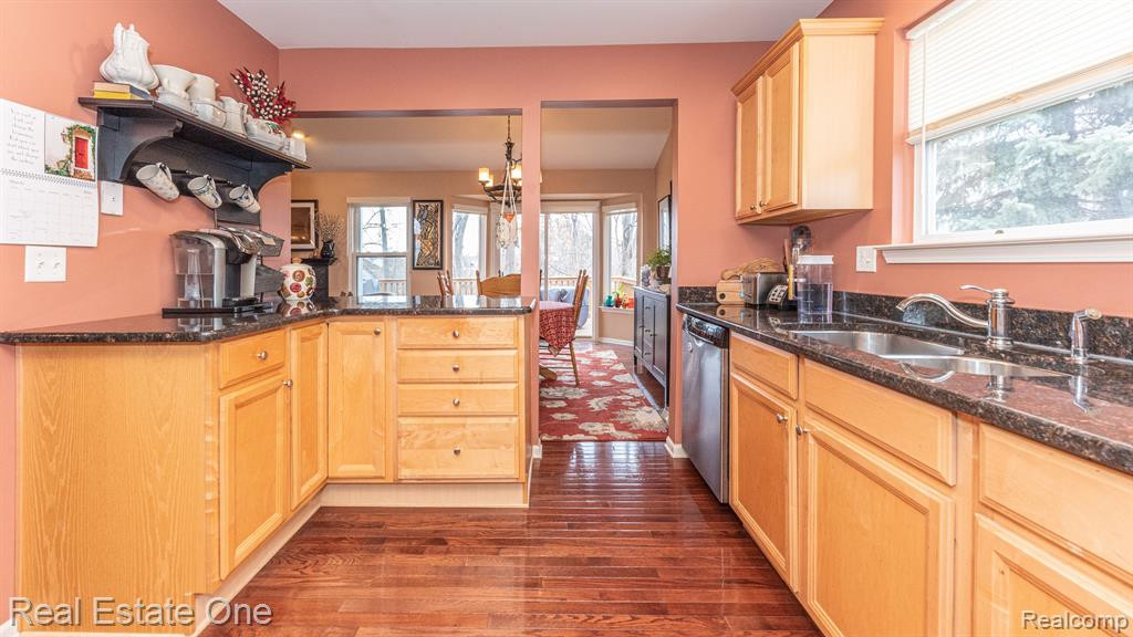 797 WOODHAVEN Drive, Commerce Twp, MI 48390 — Photo 18
