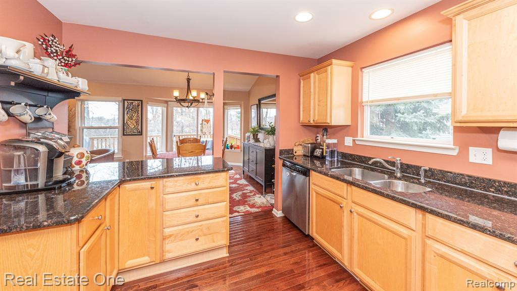 797 WOODHAVEN Drive, Commerce Twp, MI 48390 — Photo 21