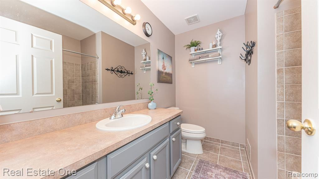797 WOODHAVEN Drive, Commerce Twp, MI 48390 — Photo 26