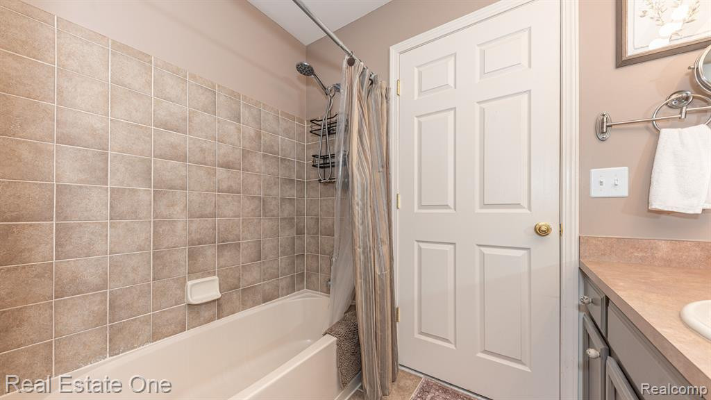 797 WOODHAVEN Drive, Commerce Twp, MI 48390 — Photo 28