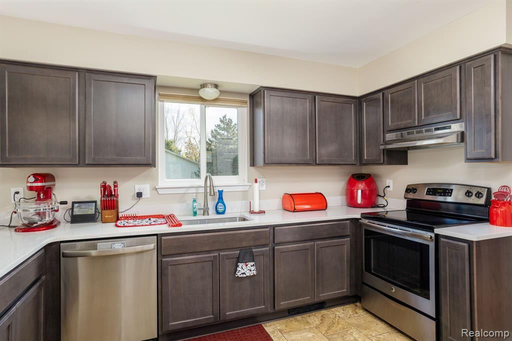 45931 Cider Mill Drive, Novi, MI — Photo 31