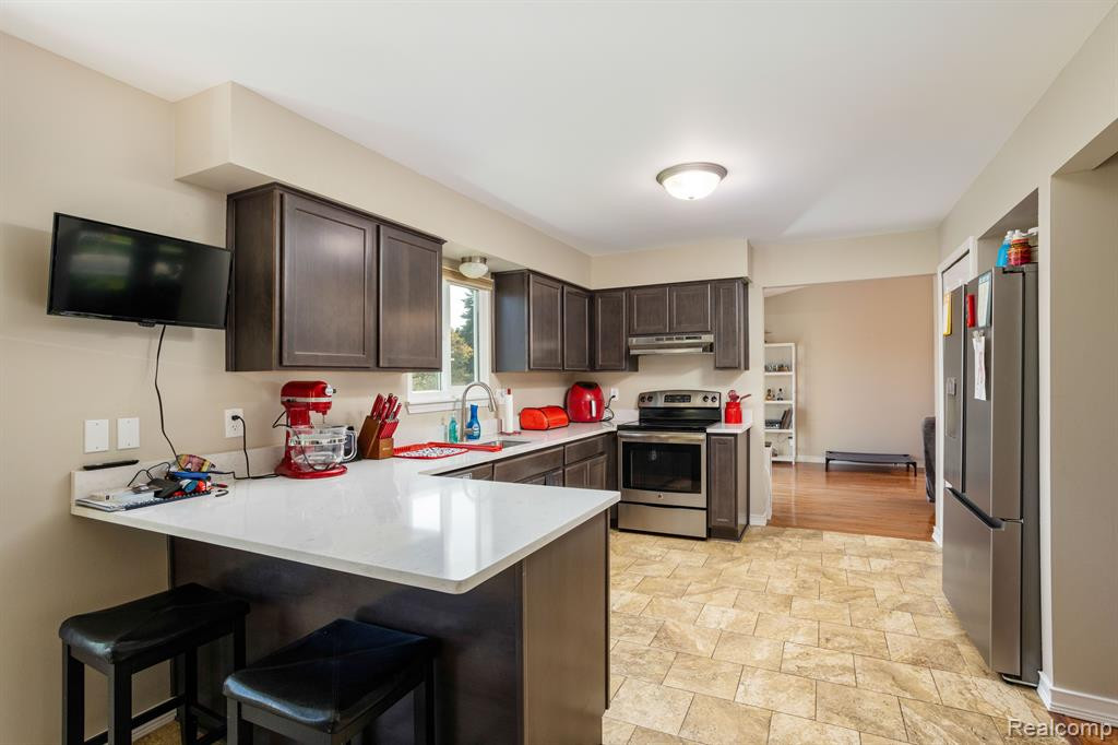 45931 Cider Mill Drive, Novi, MI — Photo 32