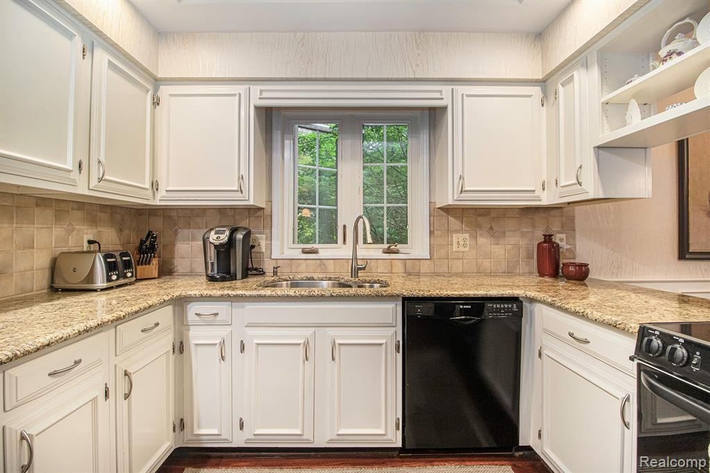 5629 PINE VIEW Drive, Ypsilanti, MI 48197 — Photo 11