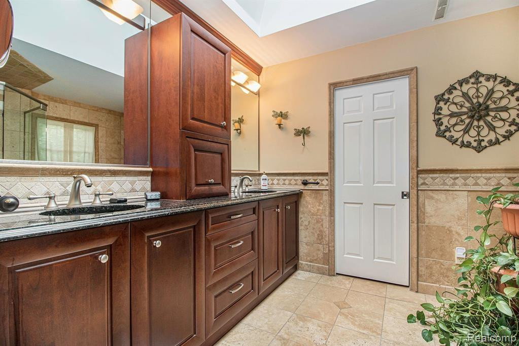 5629 PINE VIEW Drive, Ypsilanti, MI 48197 — Photo 17