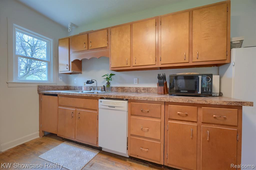 587 MONTANA Avenue, Pontiac, MI 48341 — Photo 8