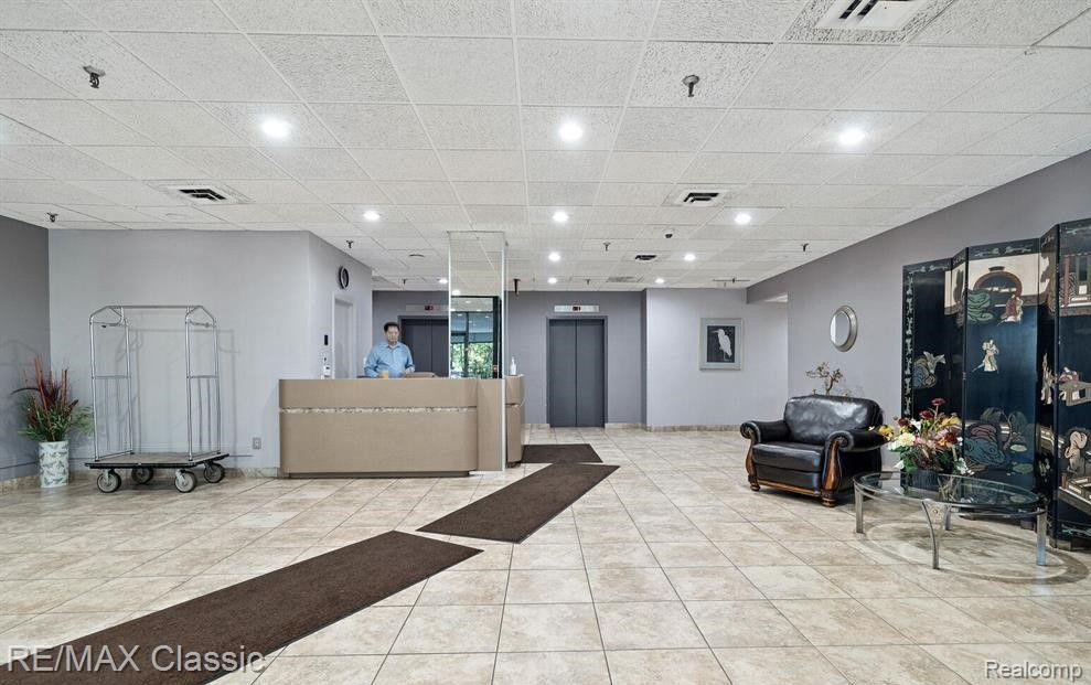 15801 PROVIDENCE Drive, 11B, Southfield, MI 48075 — Photo 23