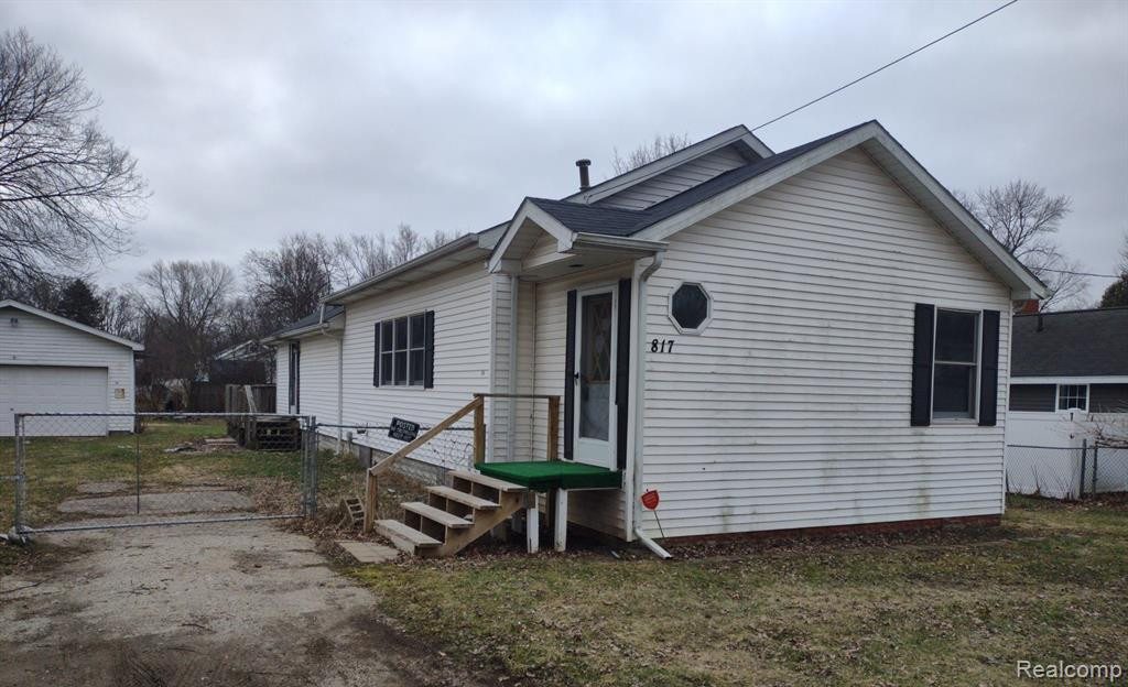 817 JUSTIN Avenue, Jackson, MI 49203 — front exterior