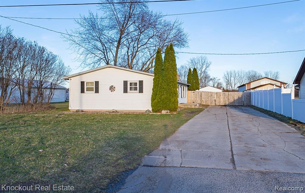 4835 Cole Road, Saginaw, MI 48601 — front exterior