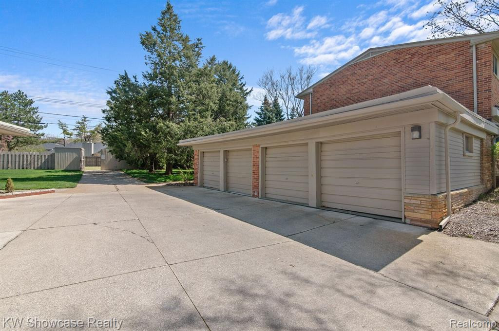 1066 Stratford Lane, 37, Bloomfield Hills, MI 48304 — Photo 29
