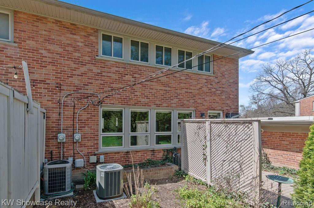 1066 Stratford Lane, 37, Bloomfield Hills, MI 48304 — Photo 31