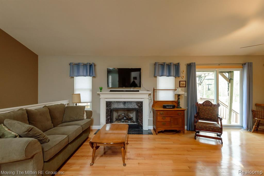 570 THORNHILL Court, Belleville, MI 48111 — Photo 3