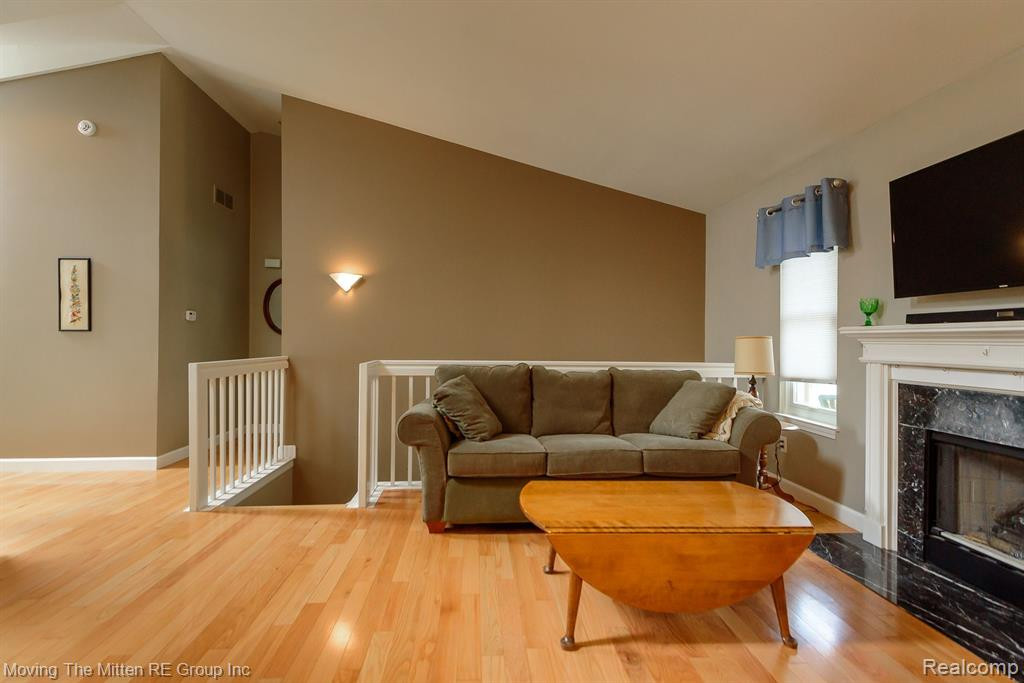 570 THORNHILL Court, Belleville, MI 48111 — Photo 4