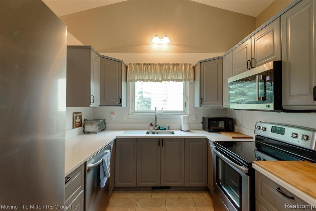 570 THORNHILL Court, Belleville, MI 48111 — Photo 7
