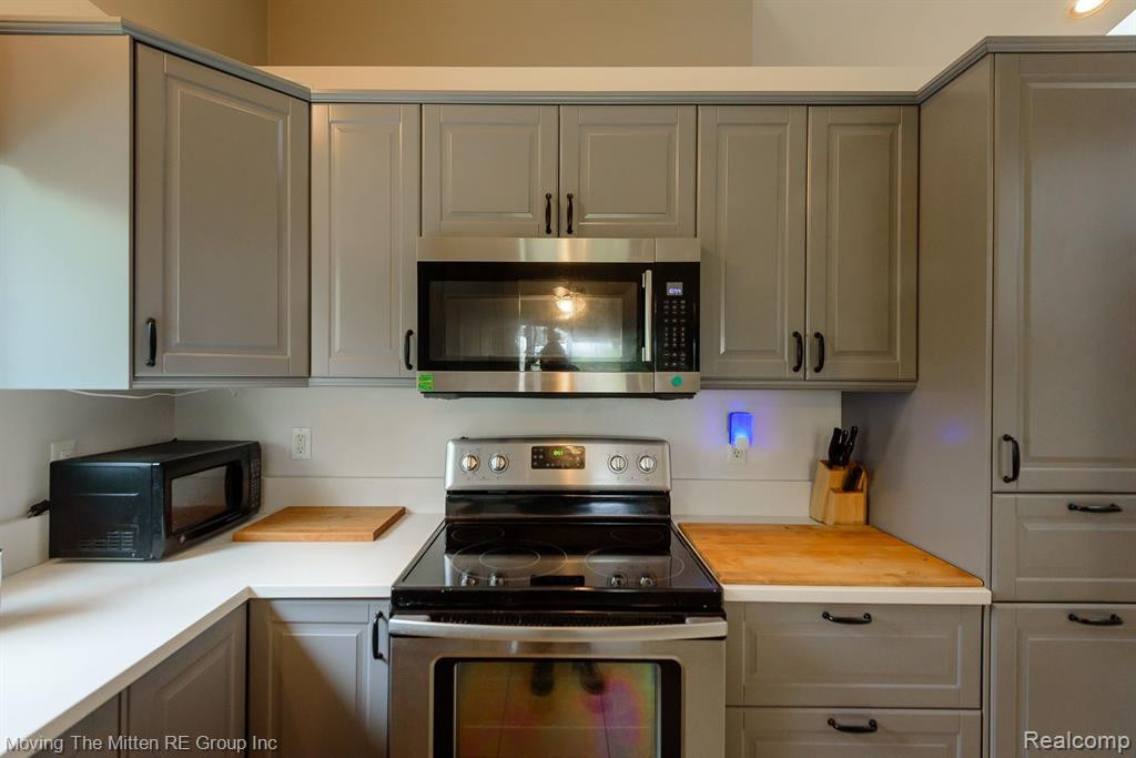 570 THORNHILL Court, Belleville, MI 48111 — Photo 8