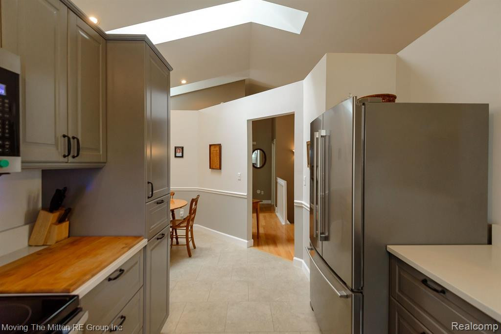 570 THORNHILL Court, Belleville, MI 48111 — Photo 10