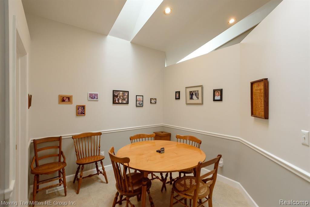 570 THORNHILL Court, Belleville, MI 48111 — Photo 12