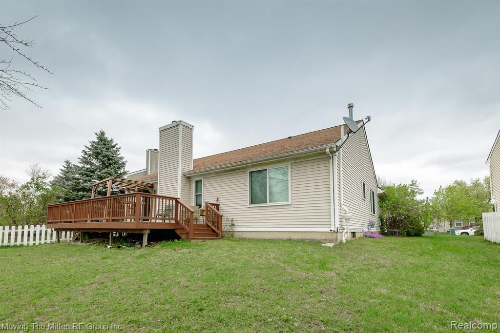 570 THORNHILL Court, Belleville, MI 48111 — Photo 35