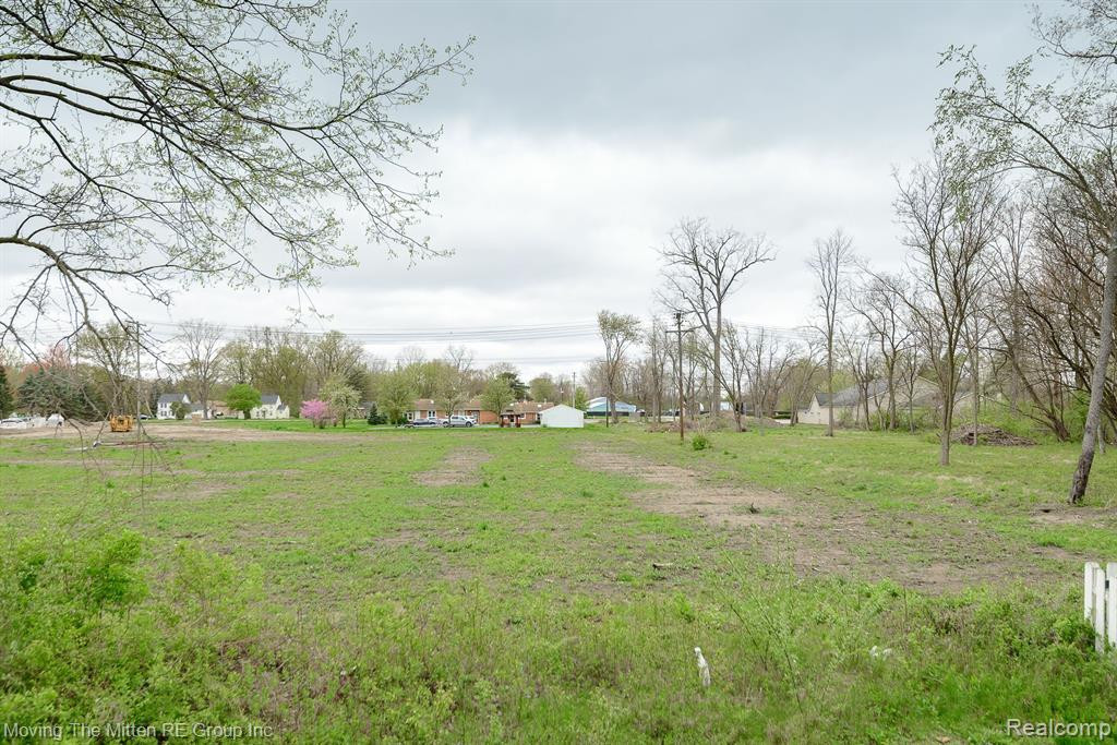 570 THORNHILL Court, Belleville, MI 48111 — Photo 36