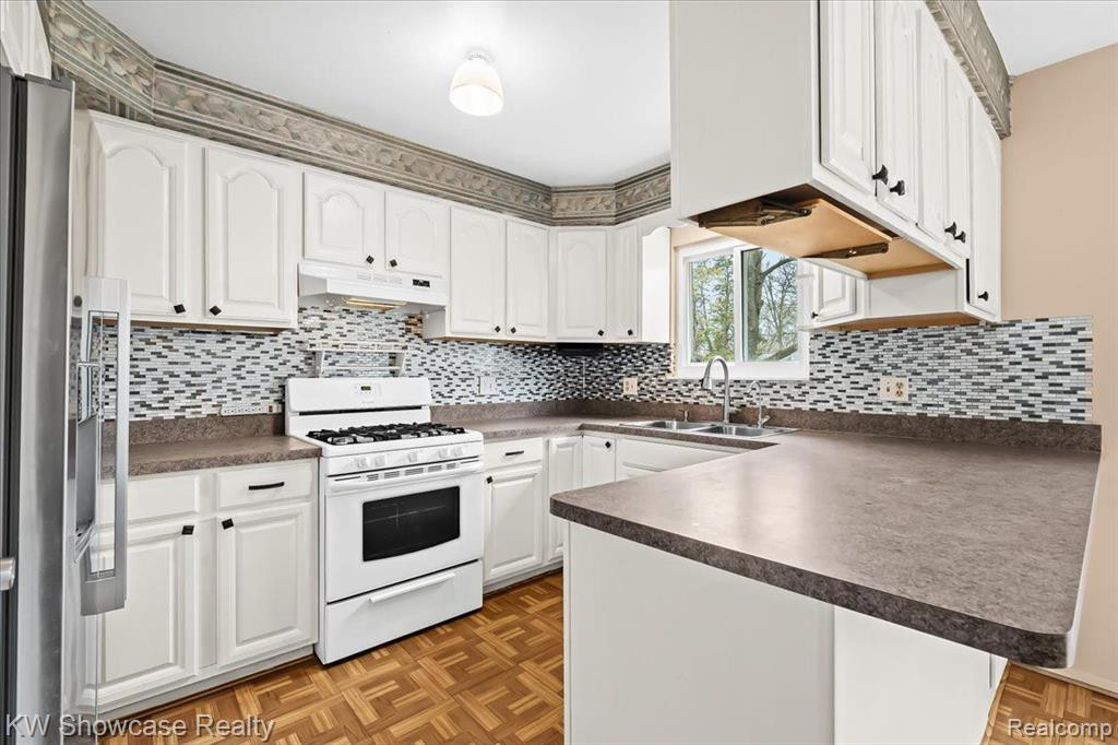 6022 AMADORE Street, Commerce Twp, MI 48382 — Photo 18