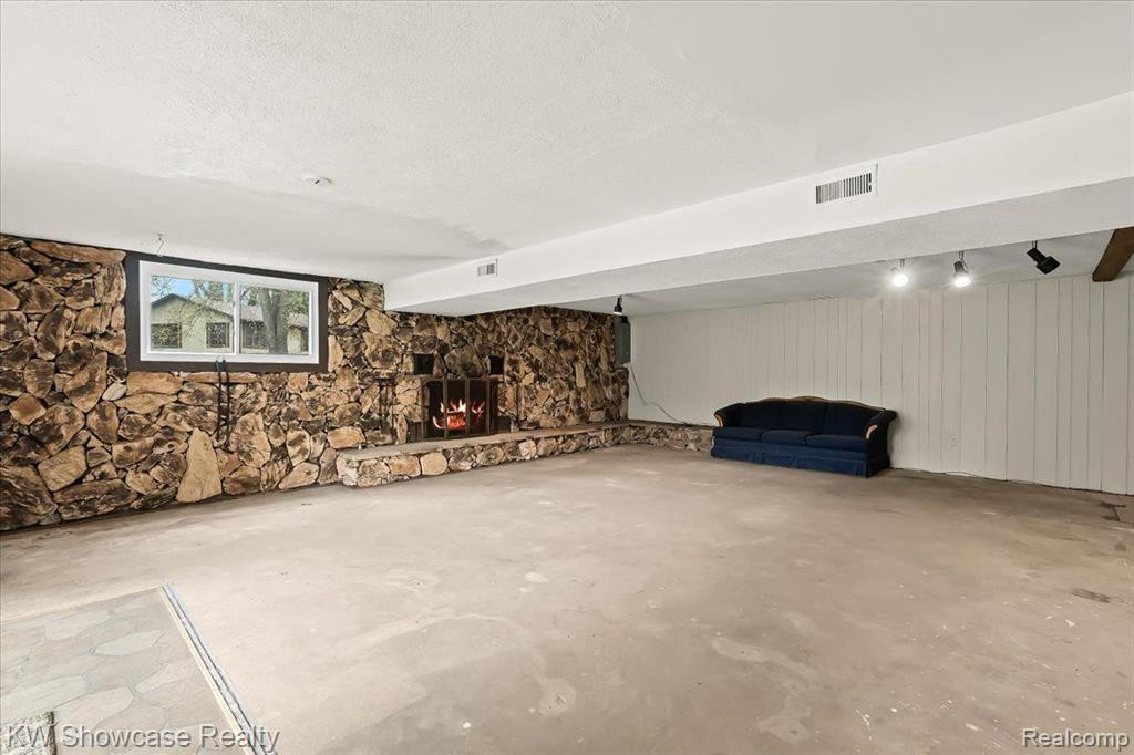 6022 AMADORE Street, Commerce Twp, MI 48382 — Photo 31