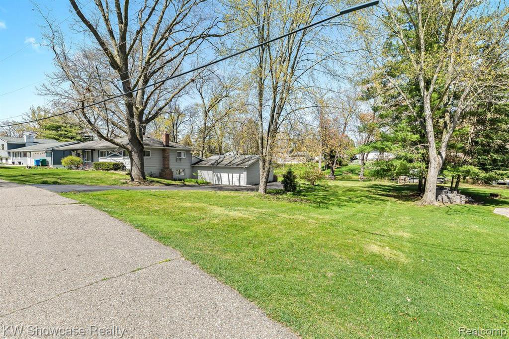6022 AMADORE Street, Commerce Twp, MI 48382 — Photo 38