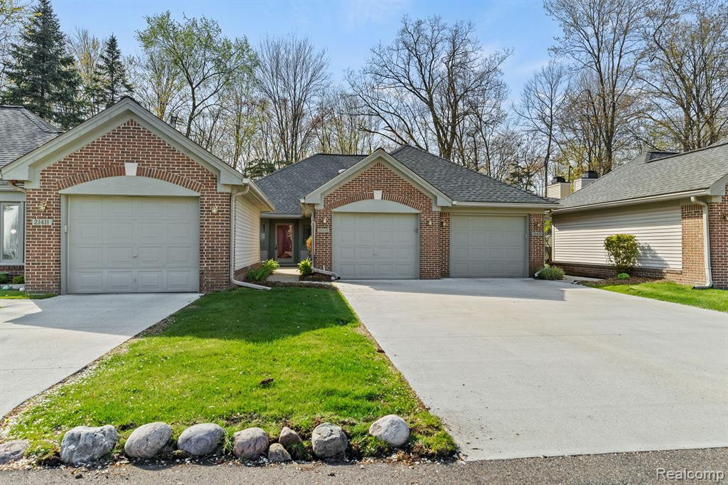 21413 ARCHWOOD Circle, 27, Farmington Hills, MI 48336 — Photo 2