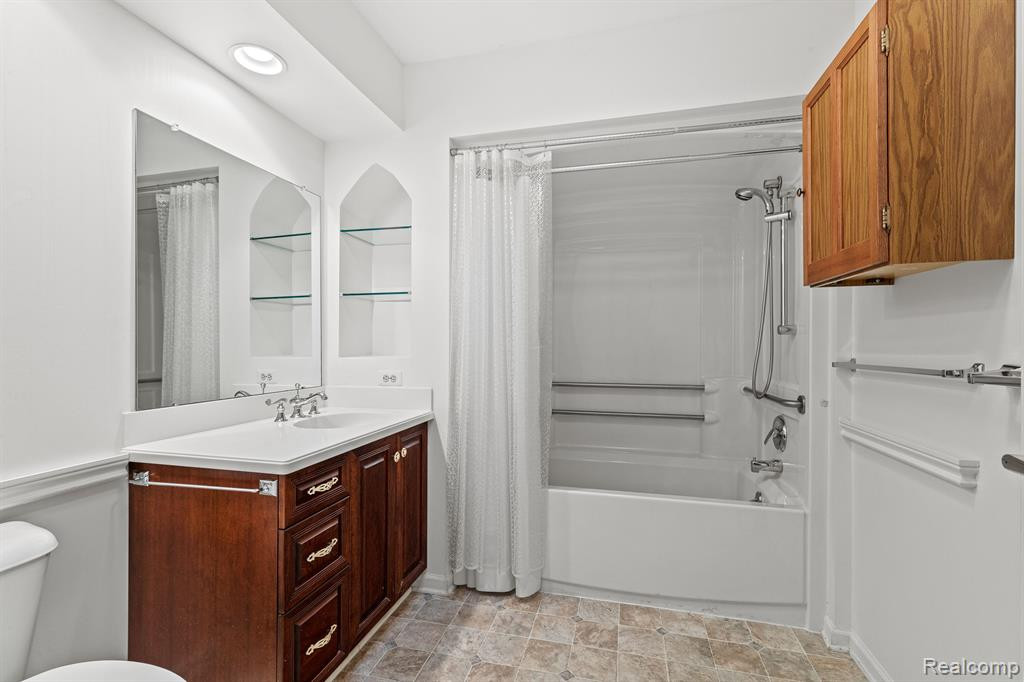 21413 ARCHWOOD Circle, 27, Farmington Hills, MI 48336 — Photo 13