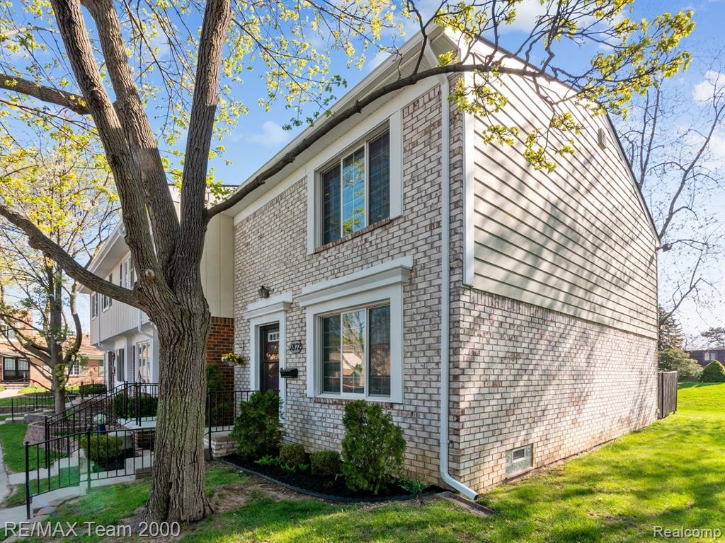 1872 NEWPORTE Court, Royal Oak, MI 48073 — Photo 2