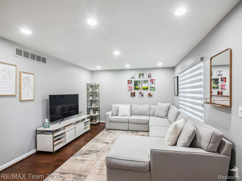 1872 NEWPORTE Court, Royal Oak, MI 48073 — Photo 3