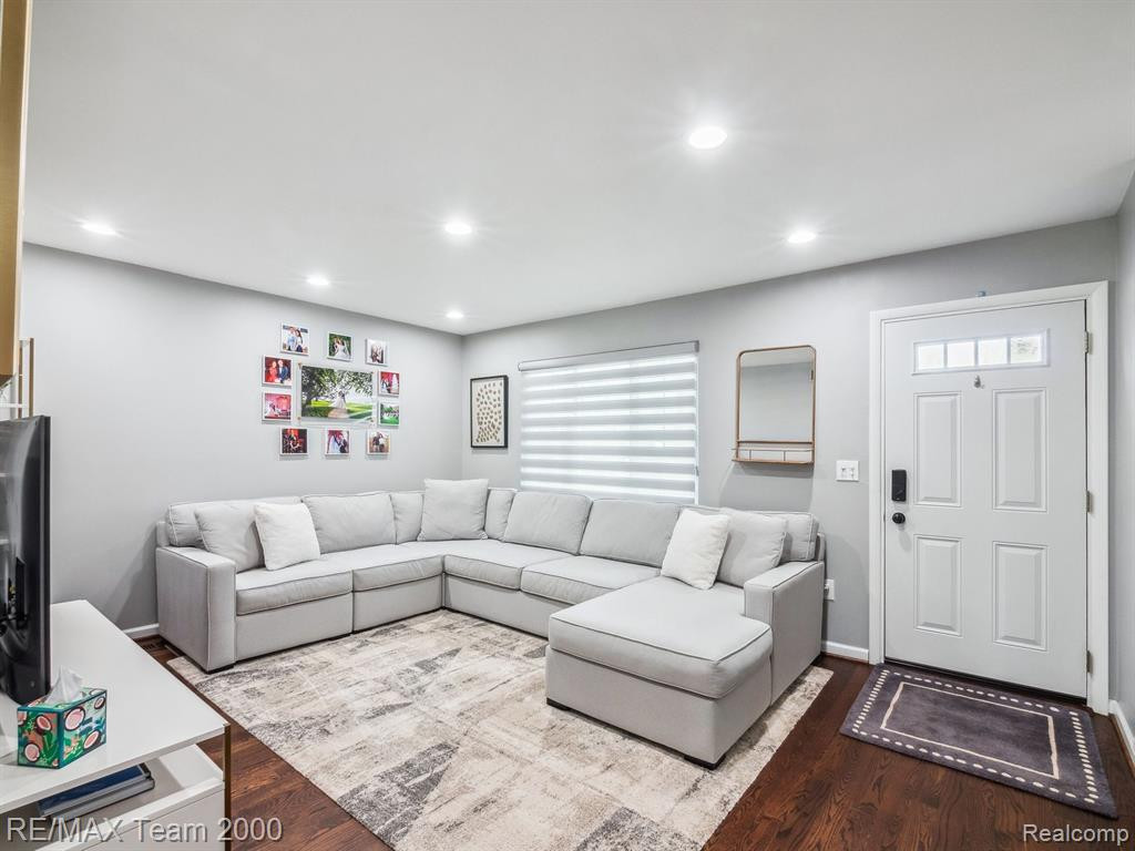 1872 NEWPORTE Court, Royal Oak, MI 48073 — Photo 4
