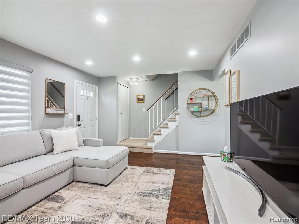 1872 NEWPORTE Court, Royal Oak, MI 48073 — Photo 5