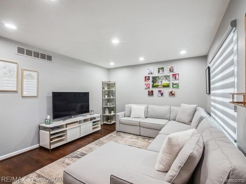 1872 NEWPORTE Court, Royal Oak, MI 48073 — Photo 6
