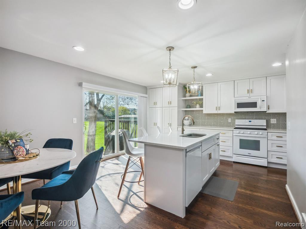 1872 NEWPORTE Court, Royal Oak, MI 48073 — Photo 9